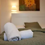 Hernalser Gürtel I by EasyB&B